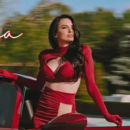 Кулинарка стана чалгарка, показа пищна пазва в първия си клип (ВИДЕО)