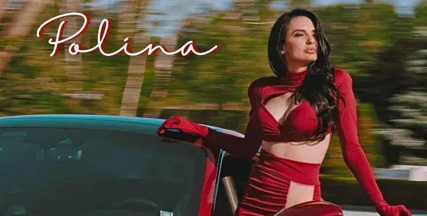 Кулинарка стана чалгарка, показа пищна пазва в първия си клип (ВИДЕО)