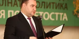 Къде (пак) спи Кьовеши? Шефът на Агенцията по заетостта Смилен Вълов краде еврофондове, урежда мангали с по 6 бона заплата