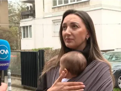 Кърмачката от парламента чете чисто гола