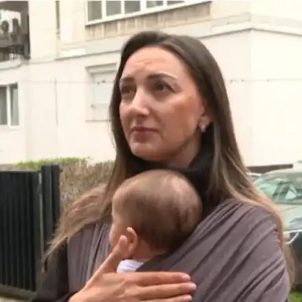 Кърмачката от парламента чете чисто гола