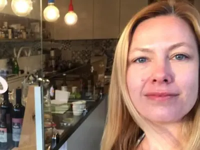 Линда Петкова рисува с вино