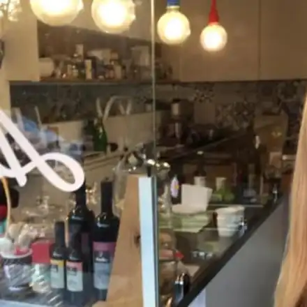 Линда Петкова рисува с вино