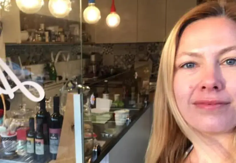 Линда Петкова рисува с вино