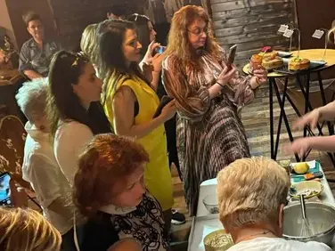 Линда се гаври с българския козунак, трупа пачки от богати балами СНИМКИ