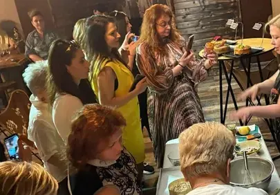 Линда се гаври с българския козунак, трупа пачки от богати балами СНИМКИ