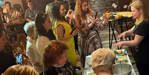 Линда се гаври с българския козунак, трупа пачки от богати балами СНИМКИ