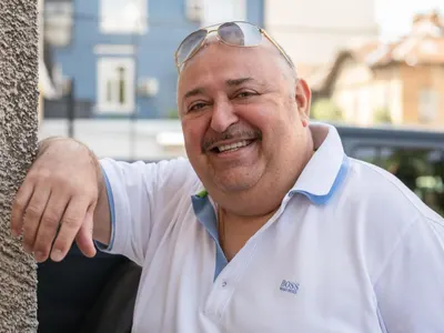 Любо Нейков продава “костюми за дебели”