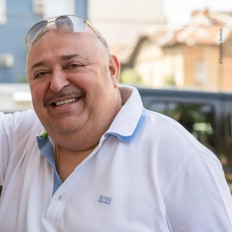 Любо Нейков продава “костюми за дебели”