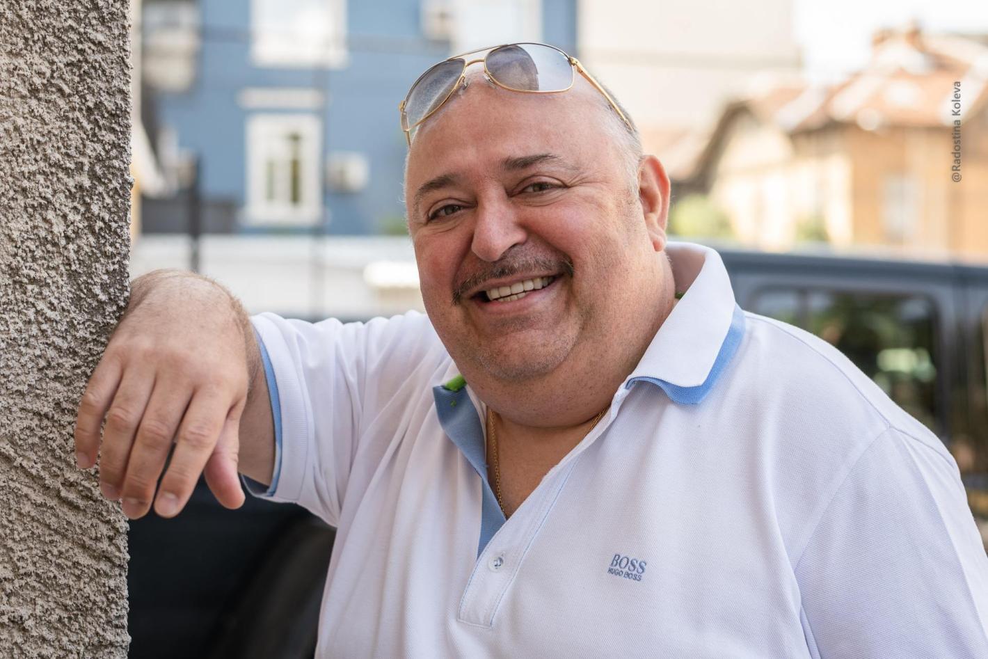 Любо Нейков продава “костюми за дебели”