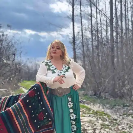 Малката певица на Тато възпя качамака