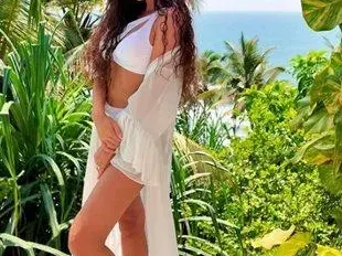 Мартина празнува с чалга изгонването от "Ергенът" (Купонясва с баджаначката Джия)