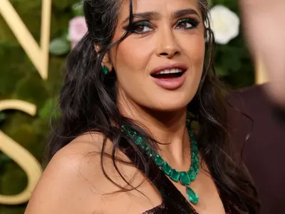 Нека мъдростта изгрее: Салма Хайек - секси и с бели коси (СНИМКИ)