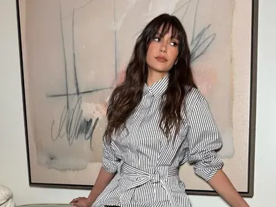 Нина Добрев показва задните си извивки