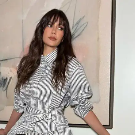 Нина Добрев показва задните си извивки