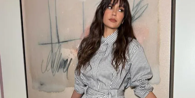 Нина Добрев показва задните си извивки