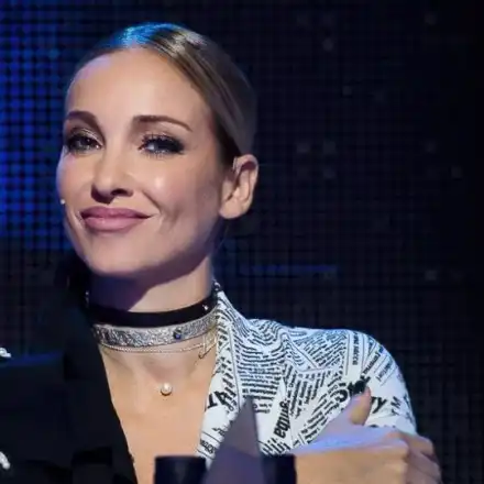 Огледалце, огледалце, кажи, Алекс Раева ли е най-красива?