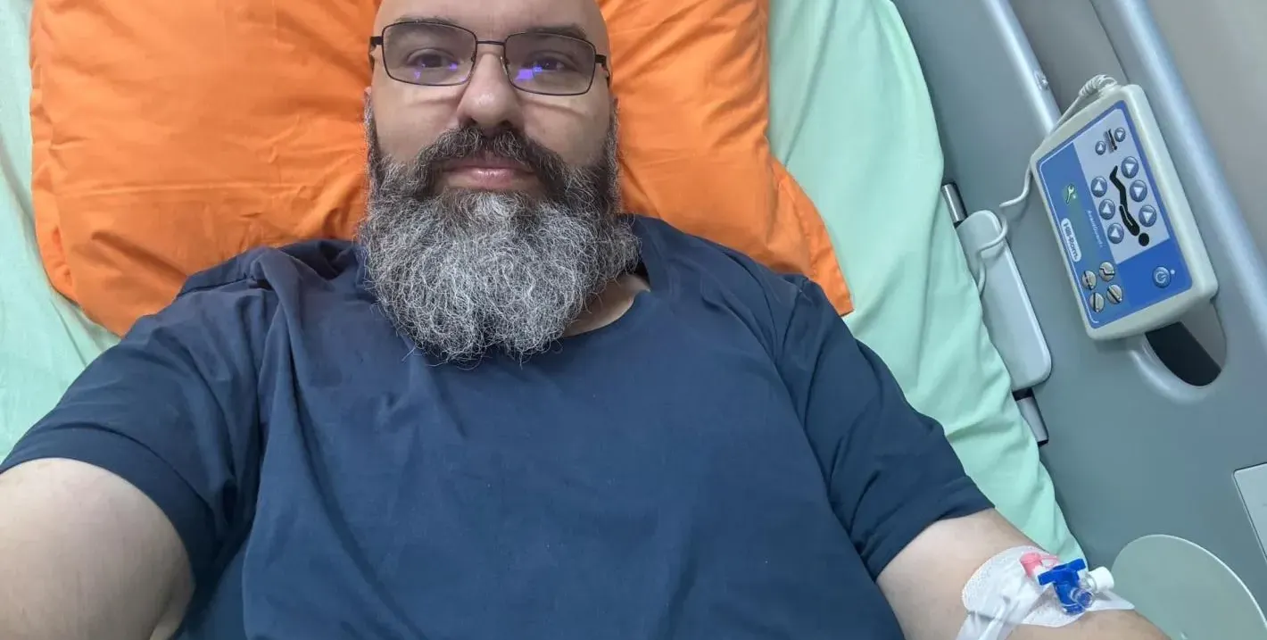 Отпреди минути: Оперираха Венци Мицов след падане на сцената!