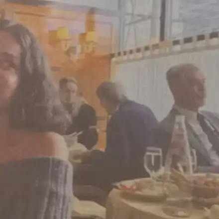 Пелин Акъл вечеря с Джеймс Бонд