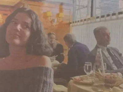 Пелин Акъл вечеря с Джеймс Бонд