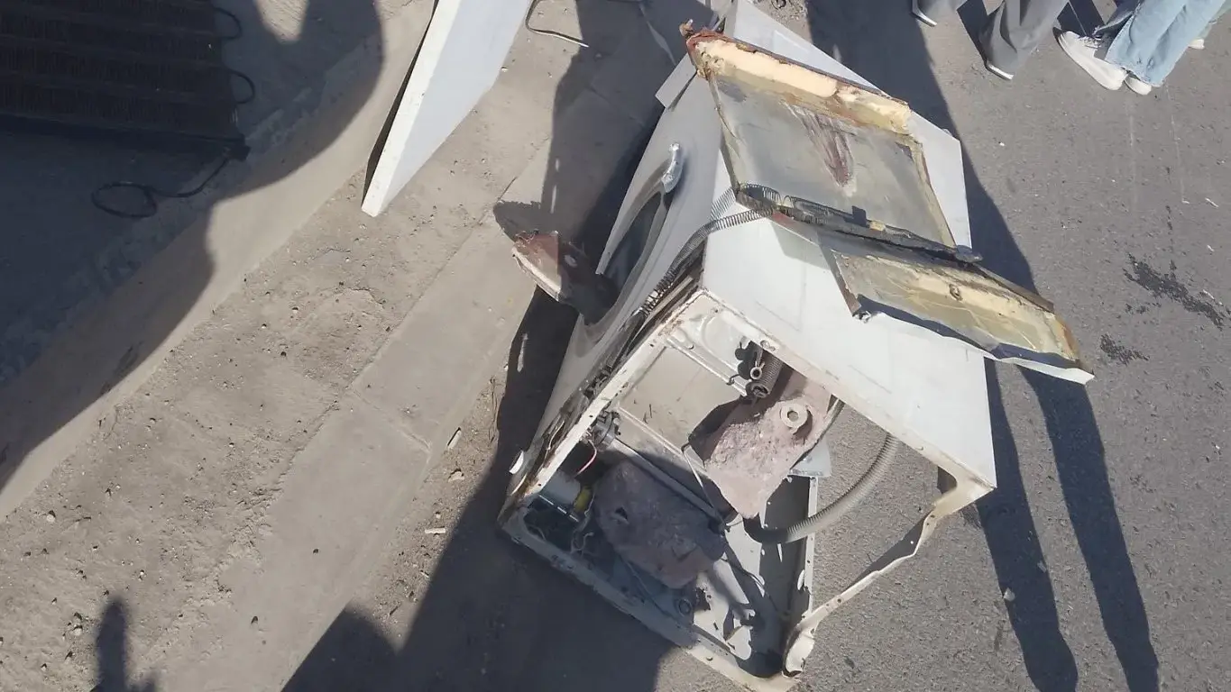 Пералня падна върху моторист на бул. "Сливница" в София (снимки)