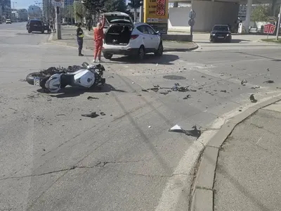 Пералня падна върху моторист на бул. "Сливница" в София (снимки)