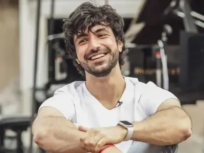 Пианистът от „Ергенът”  Евгени Генчев  се вля в чалгата