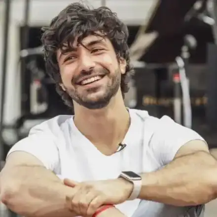 Пианистът от „Ергенът”  Евгени Генчев  се вля в чалгата