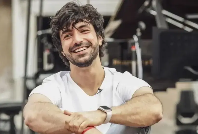 Пианистът от „Ергенът”  Евгени Генчев  се вля в чалгата