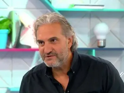 Пипнаха го! Юлиан Константинов не успя да скрие гаджето си (Снимки)