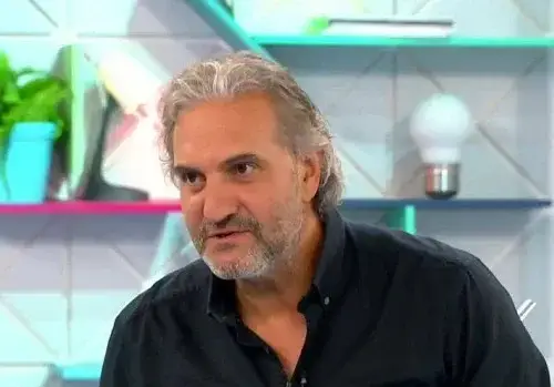 Пипнаха го! Юлиан Константинов не успя да скрие гаджето си (Снимки)