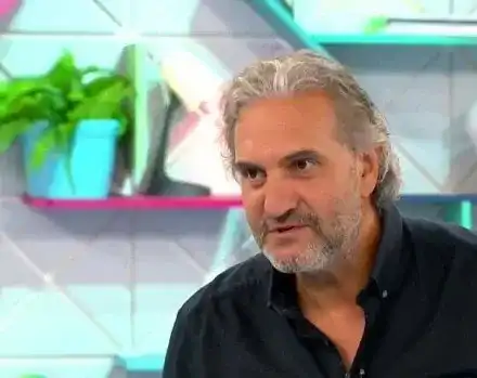 Пипнаха го! Юлиан Константинов не успя да скрие гаджето си (Снимки)