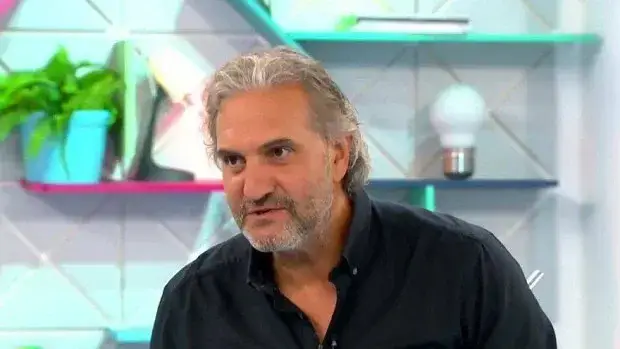 Пипнаха го! Юлиан Константинов не успя да скрие гаджето си (Снимки)