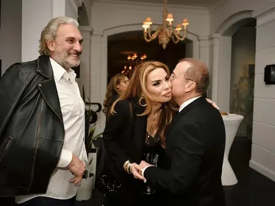 Пипнаха го! Юлиан Константинов не успя да скрие гаджето си (Снимки)