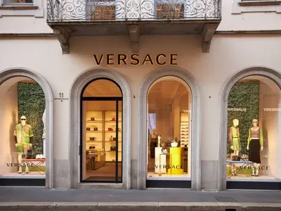 „Прада“ купува „Версаче“