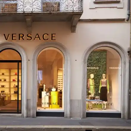 „Прада“ купува „Версаче“