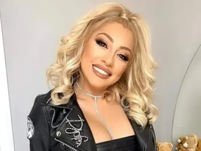 Роксана пяла с вентилатор между краката