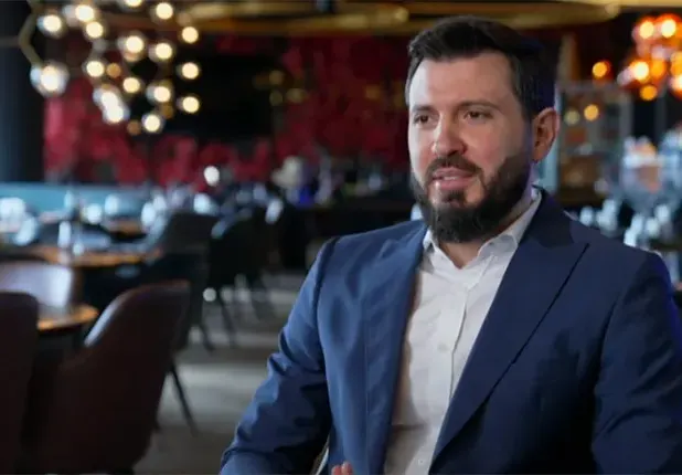 Рупецова и Мартина ли?! Елвиса се опитва да го "сложи" на Тита: Полудя по сочните й форми! (СНИМКИ)