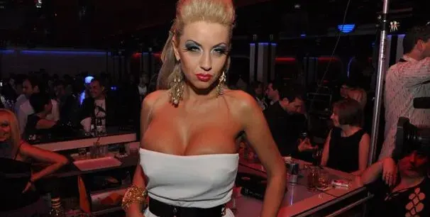 ШОК! Чалгаджийка махна силикона и стана учителка по химия