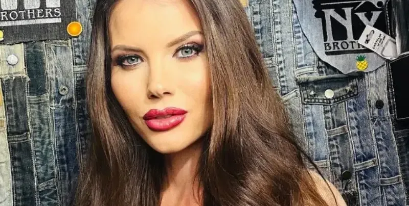 Теодора заличи татус с името на бившия си