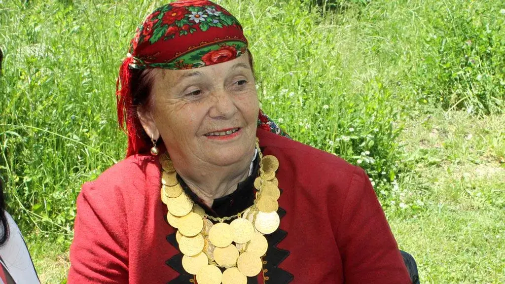 Валя Балканска изпраща абитуриентка