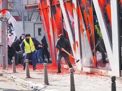 Вандалите от „Възраждане“ се измъкват с условни присъди за погрома в центъра на София