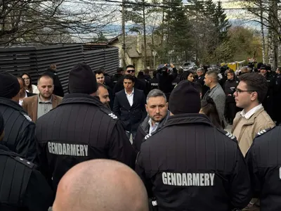 Вандалщина! Доган и дерибеите му нахлуха в бившите Боянски сараи. Готвят бунтове (СКАНДАЛНИ СНИМКИ И ВИДЕО)