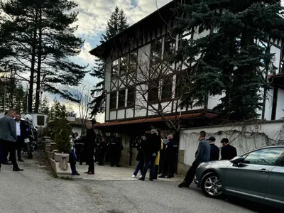 Вандалщина! Доган и дерибеите му нахлуха в бившите Боянски сараи. Готвят бунтове (СКАНДАЛНИ СНИМКИ И ВИДЕО)