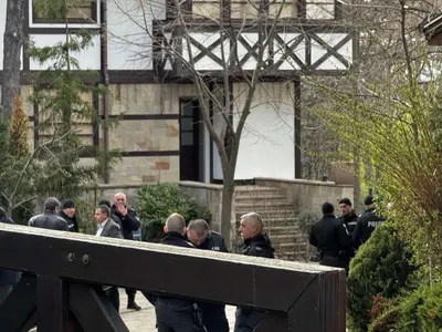 Вандалщина! Доган и дерибеите му нахлуха в бившите Боянски сараи. Готвят бунтове (СКАНДАЛНИ СНИМКИ И ВИДЕО)