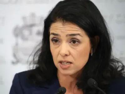 Ваня Григорова кръшка на мъжа си с червен общинар