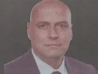 Ваня Григорова кръшка на мъжа си с червен общинар