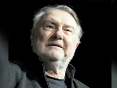Васил Михайлов на 87: В момента учители и деца се разминават тотално