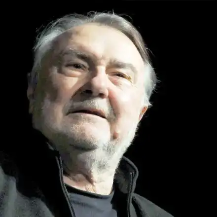 Васил Михайлов на 87: В момента учители и деца се разминават тотално