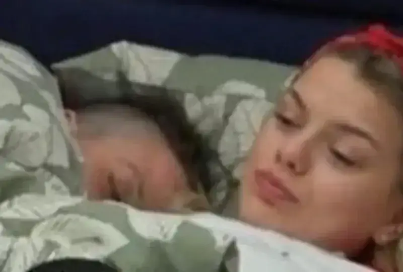 Виктория и Тоника с брутални лесбо изпълнения под завивките в „Хелс Китчън”